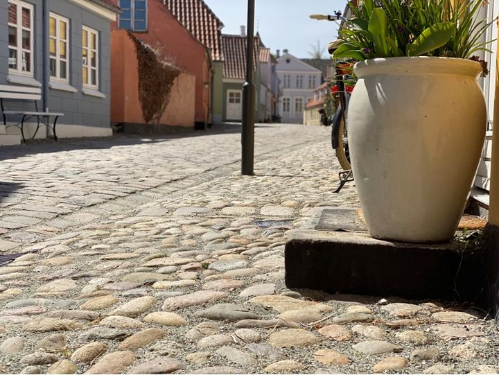 Langeland Kommune indstilles på baggrund af belægningerne på byvejen Ramsherred i Rudkøbing. Udførende entreprenør er laugsfirmaet Brdr. Hansen Sallingelunde ApS fra Ringe. Foto: Brolæggerlauget.