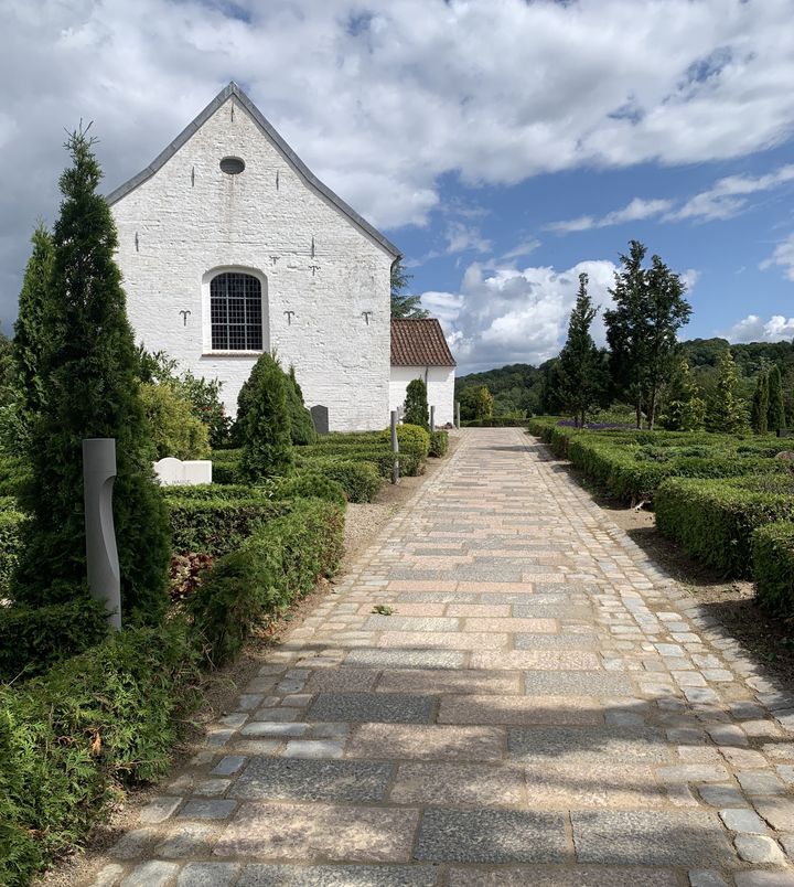 Menighedsrådet i Skibet Sogn ved Vejle indstilles på baggrund af projektet ved middelalderkirken i Skibet. Udførende entreprenør er Winther og Trolle Anlægsgartnere fra Østbirk. Foto: Brolæggerlauget.