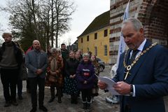 Oldermand Claus Johnsen lykønsker Vordingborg Kommune med Brolæggerprisen 2023. Foto: Mikael Mortensen.