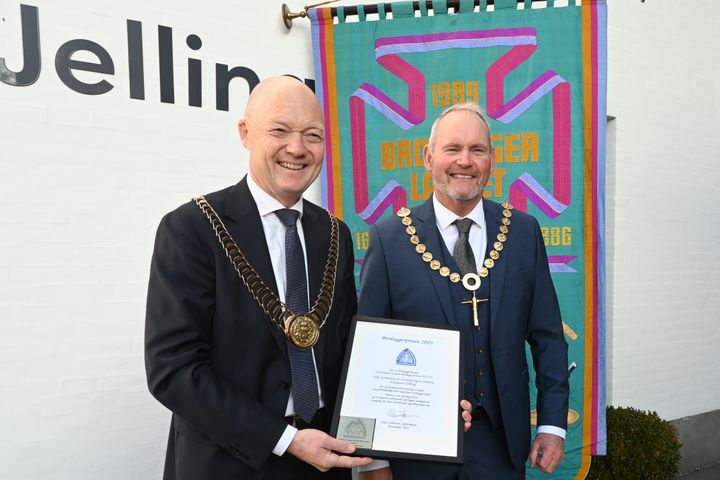 Oldermand Claus Johnsen overrækker prisen til Vejle Kommunes borgmester, Jens Ejner Christensen.