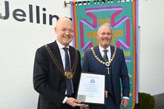 Oldermand Claus Johnsen overrækker prisen til Vejle Kommunes borgmester, Jens Ejner Christensen.