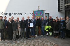 Borgmesteren og oldermanden omringet af projektets rådgivere og udførende.