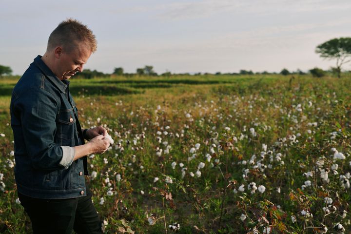 Jonas Meier Sørensen, Buying Manager, ONLY, på en bomuldsmark i Tanzania