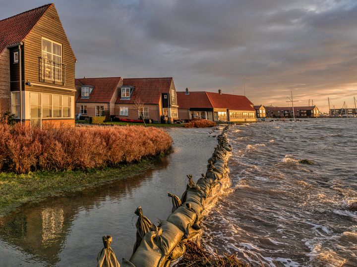 Klimaforandringerne skaber vildere vejr, og behovet for at klimatilpasse Danmark vokser. Allerede nu står omkring 600.000 helårsboliger og fritidshuse til at blive påvirket af øgede vandmængder fra himlen, havet og jorden.