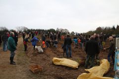 Lysten til at plante træer i Elmelund Folkeskov ejet af Odense Kommune en del af Elmelundskoven var stor lørdag d. 8 november 2014. Skoven beskytter et grundvandsmagasin hvorfra VandCenter Syd leverer 1/3 af drikkevandet til Odense by.