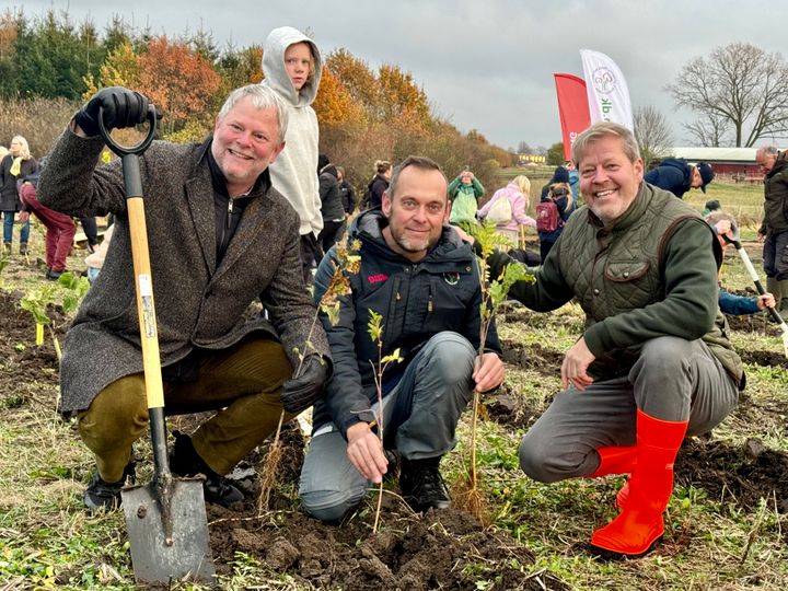 Smart Parking Danmark planter årligt et træ pr. administreret P-bås. D. 13 november ved indvielsen af Himmelev Folkeskov v/Roskilde blev nogle af træerne håndplantet med hjælp af 130 fremmødte børn og voksne.  Fra Venstre er det Roskilde Kommunes borgmester Tomas Breddam, Direktør i skovrejsnings NGO'en Lars Heiselberg Vang Jensen og direktør i Smart Parking Danmark Michael Pagh-Schou.