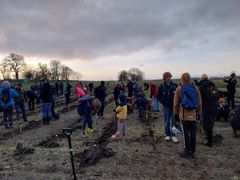 Håndplantning af træer ved indvielse af Folkeskov.