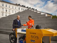 Cyklistforbundets direktør, Kenneth Øhrberg Krag får demonstreret en cykel af autoredder Rizwan Bhatti Foto: Kristian Holm / SOS International