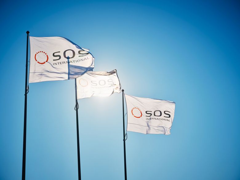 SOS Internationals logo på tre flag