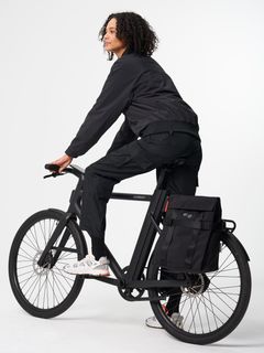 Udtjente bildæk bliver til ny cykeltaske