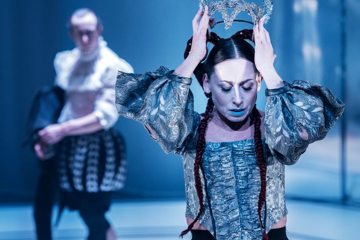 Magt trumfer moral i fejden mellem Skotlands dronning Mary Stuart (Astrid Elbo) og Elizabeth I af England (Camilla Spidsøe, billedet)