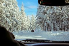 Veckan före jul är en av våra mest trafikintensiva veckor i Sverige. SOS international varnar för att risken att få problem med motor eller batteri är större än att kollidera. Foto: Unsplash / Ross Van der Wal
