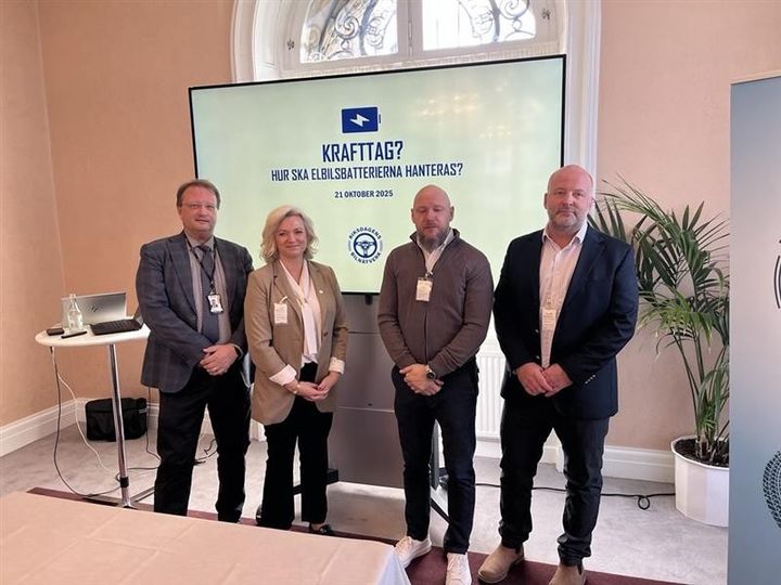 Fyra personer står framför en skärm som visar texten "Krafttag? Hur ska elbilsbatterierna hanteras?"