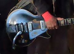 Fot af Neil Youngs hånd med guitar