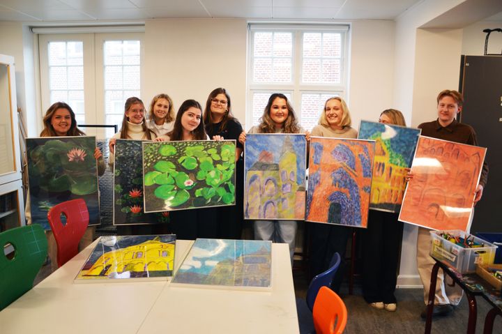 Elever fra Ribe Katedralskole udstiller deres kunstværker tirsdag den 10. december på Dagmar Kollegiet, hvor ungdomsboligerne også vises frem. Foto: Allan Gade Jacobsen