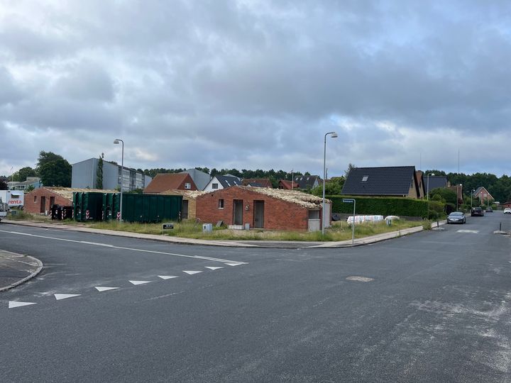 Billede af et hjørneområde med nedrivning af boliger, hvor nye moderne almene boliger skal bygges.
