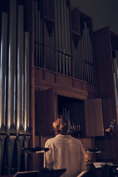 Calum Builder ved Mariendal Kirkes orgel (foto: Shayna Builder)