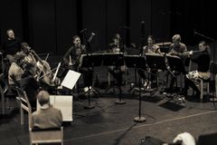 Ensemble MidtVest og Teitur under optagelser (foto: Leit Myndir)