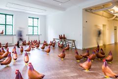 Benedikte Bjerre: Lisa's Chickens (Farm Life), 2016/2021. Installationsbilleder fra udstillingen Inside out, Augustenborg. Foto: Peter Bjerke.