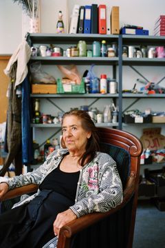 81-årige Ursula Reuter Christiansen har i mere end seks årtier tegnet dansk samtidskunst. Nu udstiller hun på ARKEN til august.