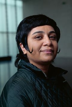 Portrætbillede af Monira Al Qadiri. Foto: Miro Kuzmanovic