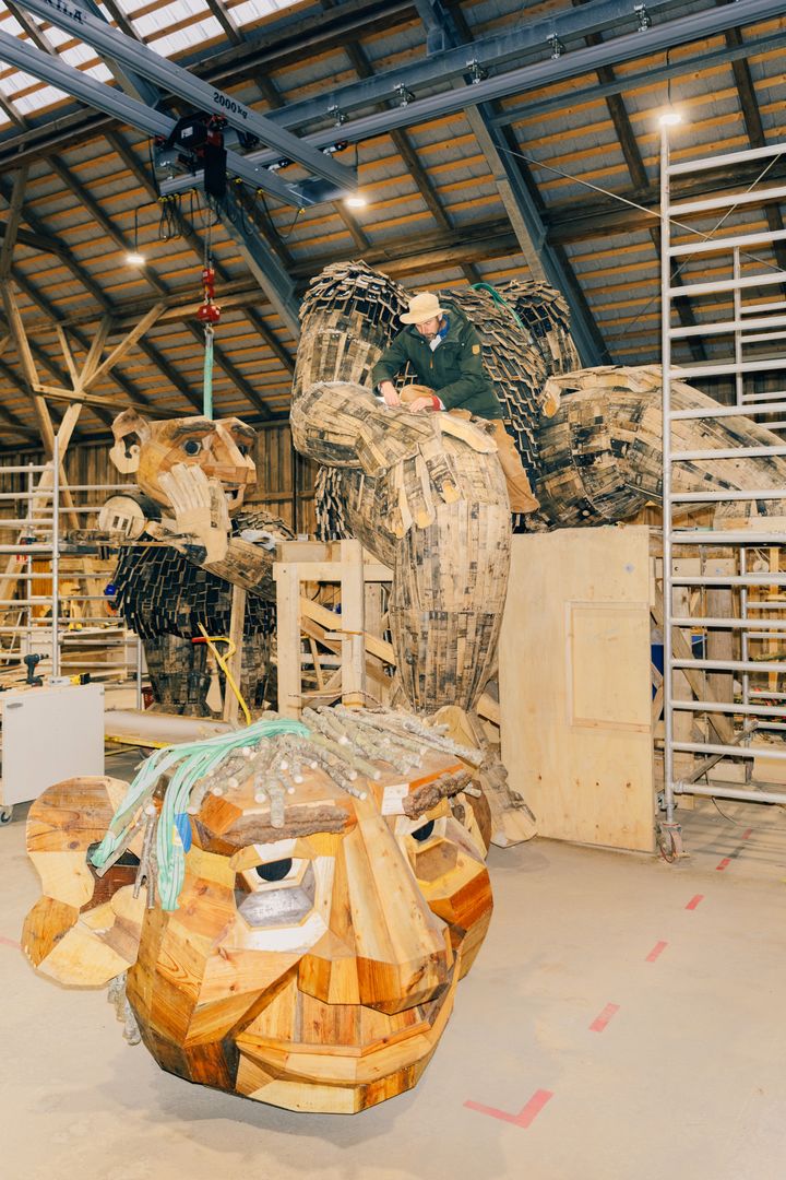 Thomas Dambo bygger trolde til The Garbage Man på Arken.