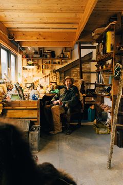 Thomas Dambo på sit kontor med souvenirs og inspiration fra hele verden. Thomas Dambos har skabt 170 trolde på fem kontinenter.