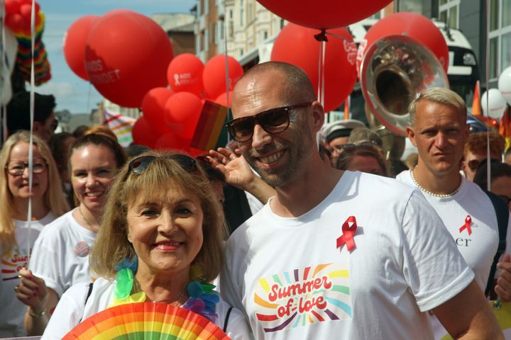 Susse Wold sammen med AIDS-Fondets direktør, Lars Christian Østergreen, i spidsen for AIDS-Fondet ved Copenhagen Pride 2022.