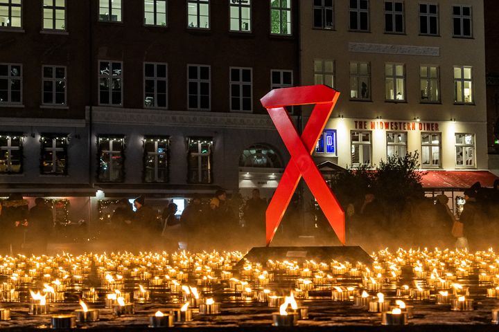 Statens Serum Institut har offentgjort de nyeste hiv-tal, der viser at antallet af nye hiv-diagnoser bliver ved med at falde - men mange testes alt for sent.
