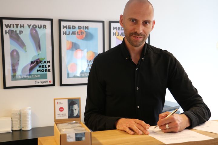 Nedskæringer i bistanden og angreb på rettigheder risikerer at underminere årtiers arbejde, siger Lars Christian Østergreen, direktør i AIDS-Fondet