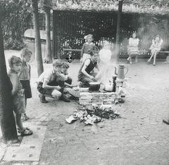 Beboerne i en ejendom på Borups Allé i København laver mad på udendørs kogested, da el-, gas- og vandforsyning var afbrudt under folkestrejken i 1944
