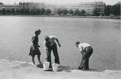 Der hentes vand i søerne i København efter, at vandforsyningen til byen er afbrudt under Folkestrejken i 1944