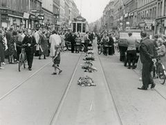 Blomster og kranse i Istedgade i København til minde for de faldne under Folkestrejken i 1944