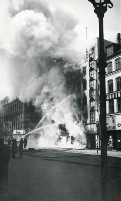 Buldog på Nørrebrogade sat i brand under Folkestrejken.