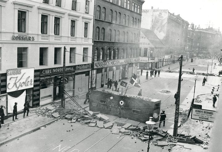 Dansk politi rydder den store barrikade på Nørrebrogade i København under Folkestrejken i 1944.