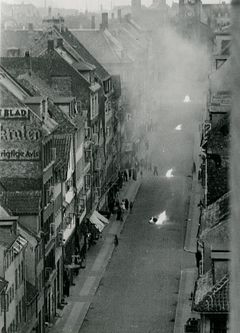 Bål i Adelgade i København under Folkestrejken i 1944