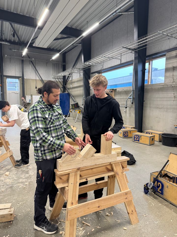 Faglærer Harun Güler og Asbjørn fra erhvervsskolen Learnmark i Horsens skal begge være med til at bygge på den rullende formidlingsvogn 4. marts.