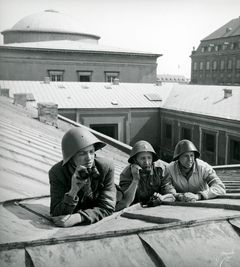 Modstandsfolk foran Thorvaldsens Museum. Foto: Frihedsmuseet