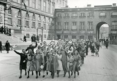 Jublende studenter ved Christiansborg i København d. 5. maj 1945. Foto F. Aggersborg