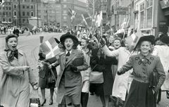 Mennesker på den flagsmykkede Frederiksberggade Strøget i København d. 5. maj 1945. Foto: Frihedsmuseet
