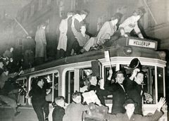 Jublende mennesker på sporvogn i København d. 4. maj 1945 om aftenen. Foto: Harry Clausen
