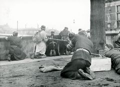 Modstandsfolk i dækning ved Christiansborg i dagene efter 5. maj 1945. Foto: Frihedsmuseet