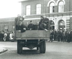 Anholdelse af mulige stikkere i Ringe i befrielsesdagene. Foto: Frihedsmuseet
