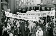 Demonstrationsoptog passerer Vestergade i Odense d. 5. maj 1945 om formiddagen. Foto: Frihedsmuseet
