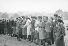 Kaptajnløjtnant Krarup hilser på modstandsfolk i Svendborg ved paraden 8. maj 1945. Foto: Frihedsmuseet