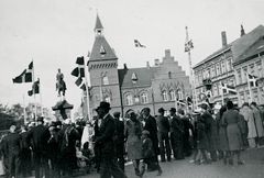 Flagning på Rådhuspladsen i Esbjerg i dagene efter befrielsen d. 5. maj 1945. Foto: Frihedsmuseet