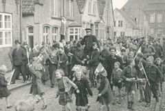 Glade mennesker i Tønder i befrielsesdagene. Foto: Frihedsmuseet