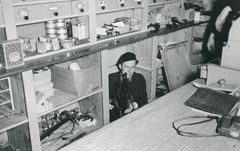 Modstandsmand viser hemmeligt våbendepot i Danmarksgade 53 i Aalborg efter befrielsen. Foto: Frihedsmuseet