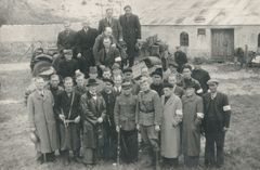 Als-Hurup-Helberskov modstandsgruppe i sandgraven ved Helberskov Bjerg - fire medlemmer af gruppen mangler. Foto: Frihedsmuseet