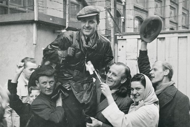 Frihedskæmper hyldes i Ålborg efter befrielsen d. 5. maj 1945. Foto: Frihedsmuseet